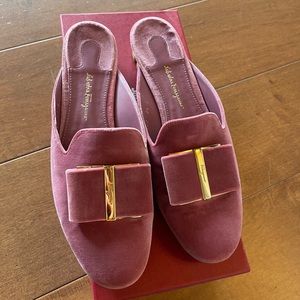 Salvatore Ferragamo Siaccat Flower heel mules